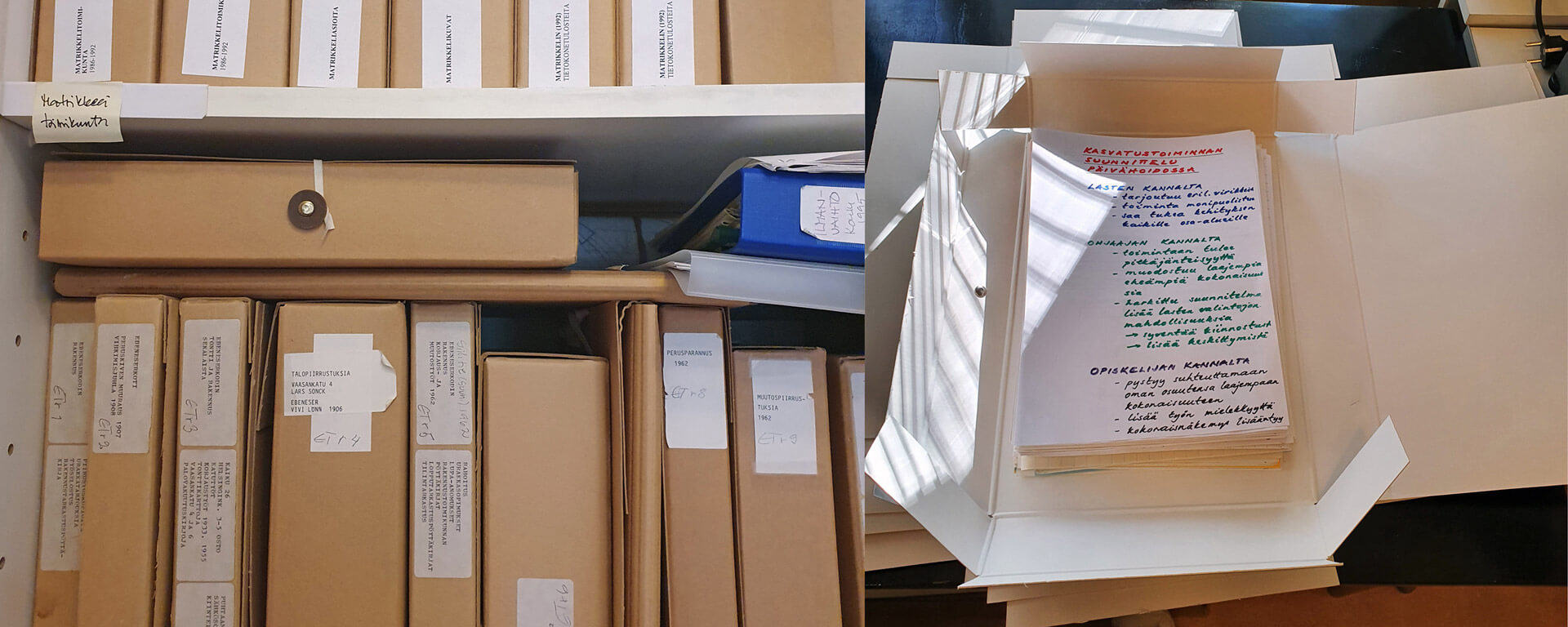 Kuvassa vasemmalla on Lastentarhamuseon asiakirja-arkiston ruskeita kansioita ja oikealla avattuna oleva asiakirjakansio, jonka sisällä on lastentarhanopettajakoulutuksen opetuskäytössä olleita piirtoheitinkalvoja. Lastentarhamuseo