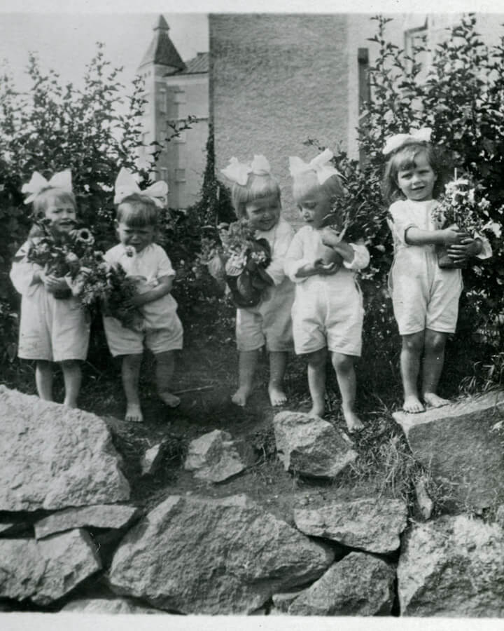 Ebeneserin kesälastentarhan lapsia vuonna 1920 Ebeneser-talon edustalla