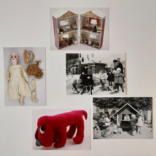 Kuvassa viisi postikorttia, joiden kuvat ovat alun perin Lastentarhamuseon esinekokoelmien esinetunnistekuvia sekä Ebeneser-säätiön kuva-arkiston kuvia. Kaikki kortit liittyvät leikkiin ja leikkivälineisiin, joita lastentarhoissa on. Kuvissa on mm. pehmolelukoira, nukke, nukkekoti, lapsia vetämässä talvikelkkoja, joissa on nukkeja sekä lapsia leikkimässä oletettavasti kioskileikkiä.