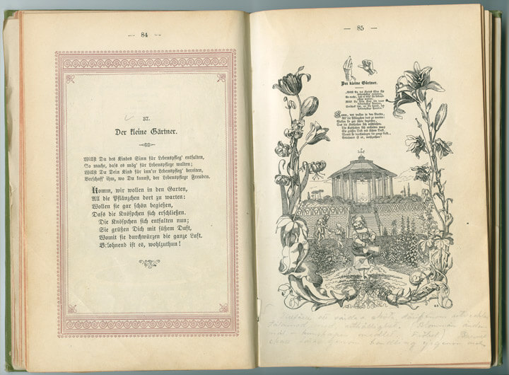 Kuvssa on aukeama Friedrich Fröbelin kirjoittamasta teoksesta Mutter- und Koselieder. Kyseisellä aukeamalla on kirjoitus pienestä puutarhurista sekä kuvituskuva, jossa lapsi kastelee kastelukannulla maata, josta kasvaa koko sivun täyttäviä liljoja. Ebeneser-säätiön kirjasto.