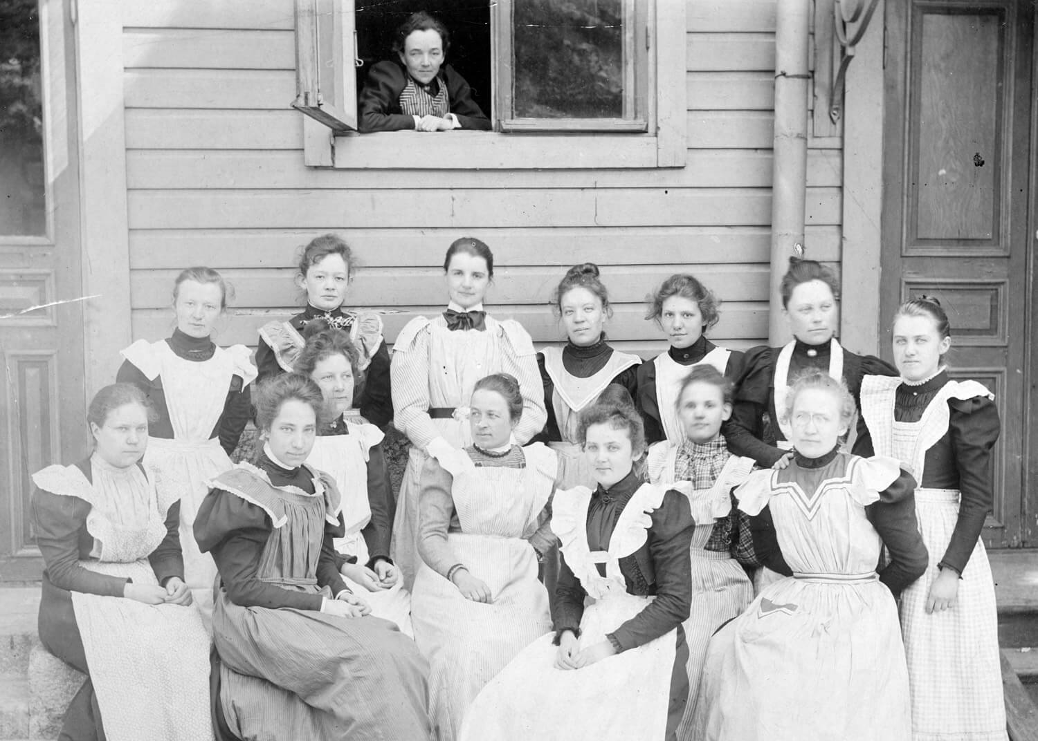 Kansankodin lastentarhanopettajaseminaarin oppilaita ja kurssia johtanut Hanna Rothman ryhmäkuvassa vuonna 1897-99. Lastentarhamuseon valokuvakokoelma.