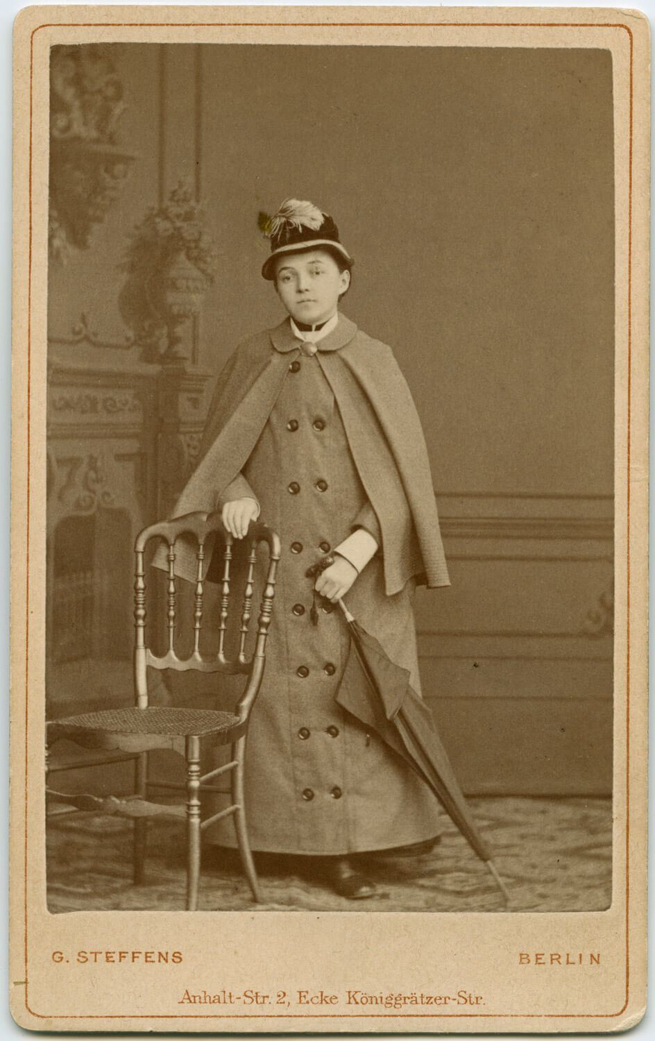 Hanna Rothman 13.10.1881 käyntikorttikuvassa Berliinissä. Kuva: G. Steffens. Lastentarhamuseon valokuvakokoelma,