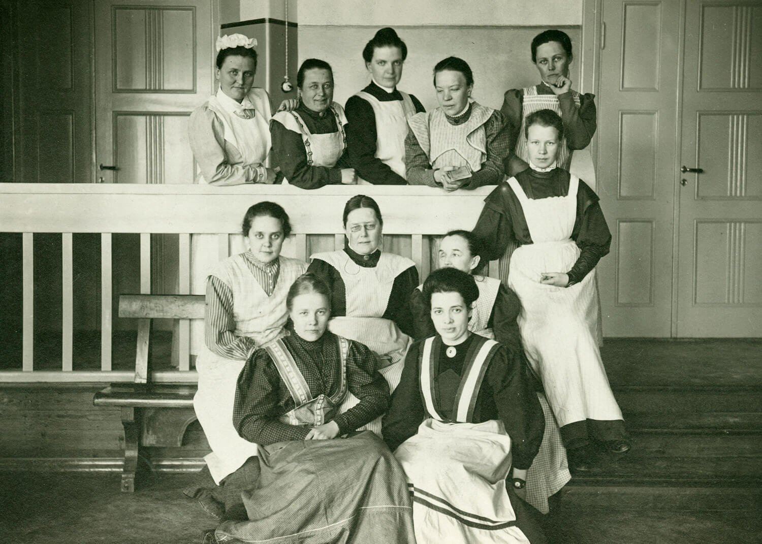 Ebeneserin lastentarhaseminaarin opettajia yhteiskuvassa vuonna 1909. Keskellä kuvaa istuvat Elisabeth Alander ja Hanna Rtohman. Lastentarhamuseon valokuvakokoelma.