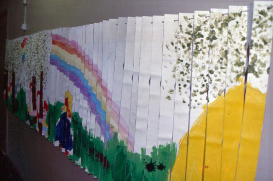 Kuvassa 1x3 metrisen lasten tekemän teoksen kesäpuoli. Teos on suikaloitu ja yhdistetty toisen teoksen kanssa niin, että katsottaessa toisesta suunnasta voi nähdä toisen teoksen ja katsottaessa toisesta suunnasta toisen. Yksityiskokoelma.