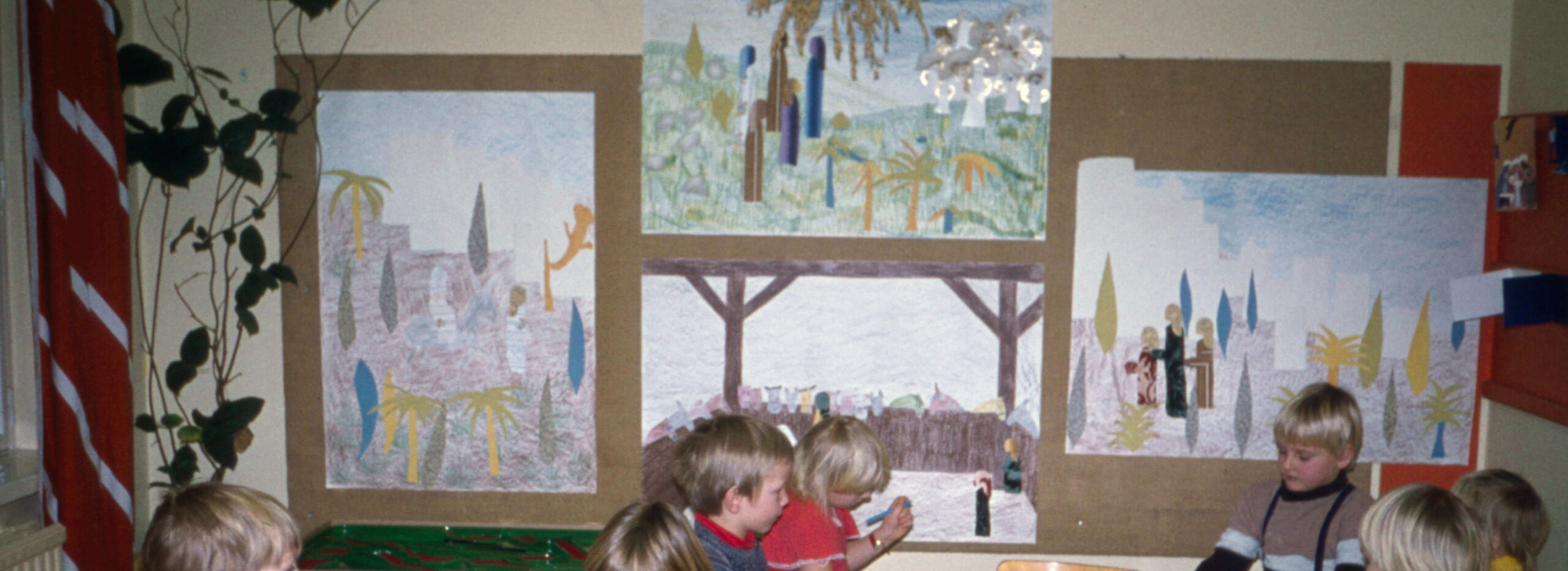 Päiväkodin seinällä on isoja paperille koostettuja teoksia, joissa on kuvattu jouluevankeliumin tapahtumamaisemia. Työt on tehty päiväkodin lasten yhteistyönä 1970-80-luvuilla. Lastentarhamuseon valokuvakokoelma.