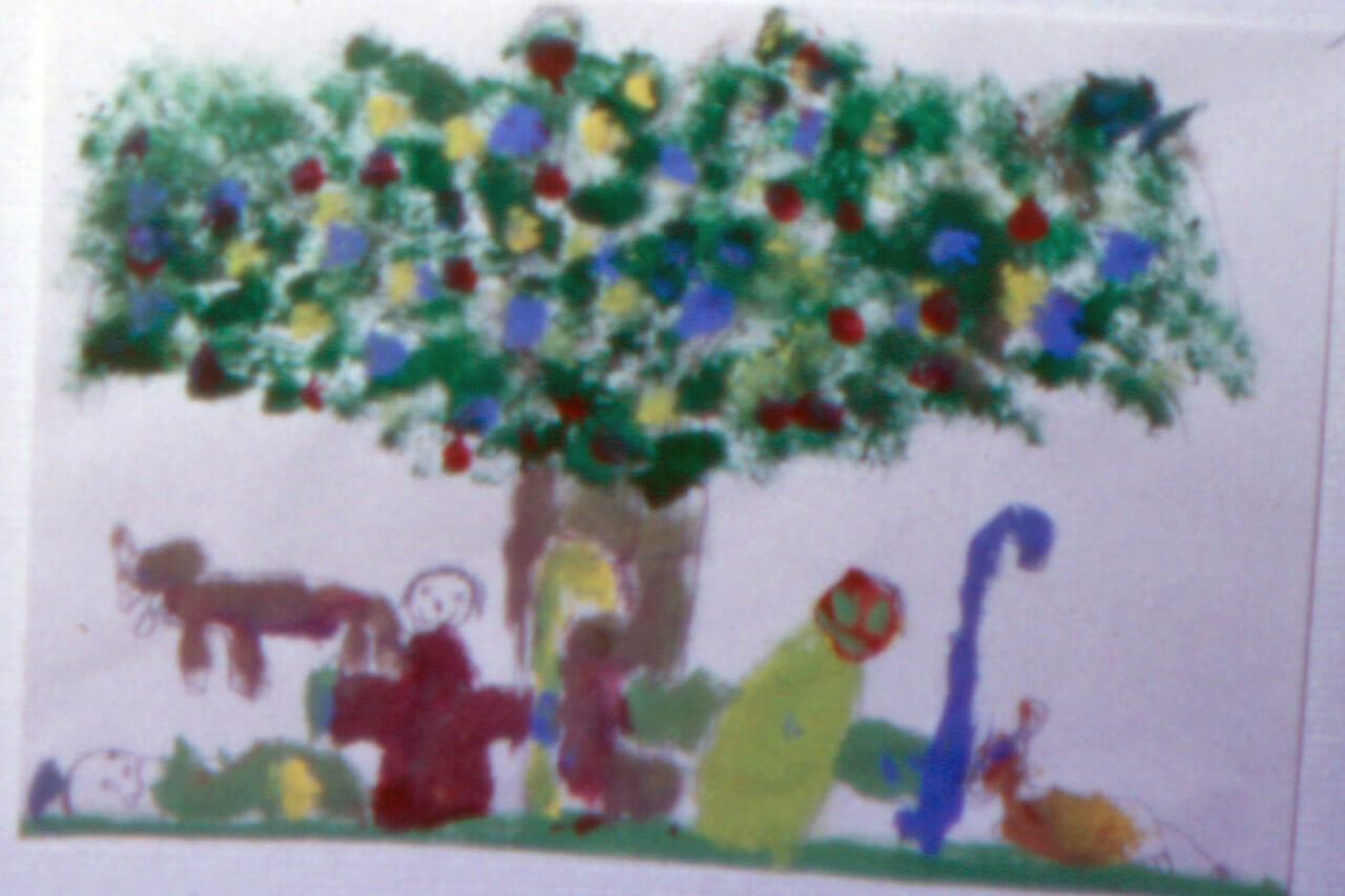 Lapsen tekemä maalaus, jossa paimenia istuu puun alla. Kuvassa myös koiraa muistuttava eläinhahmo. Lastentarhamuseon valokuvakokoelma.