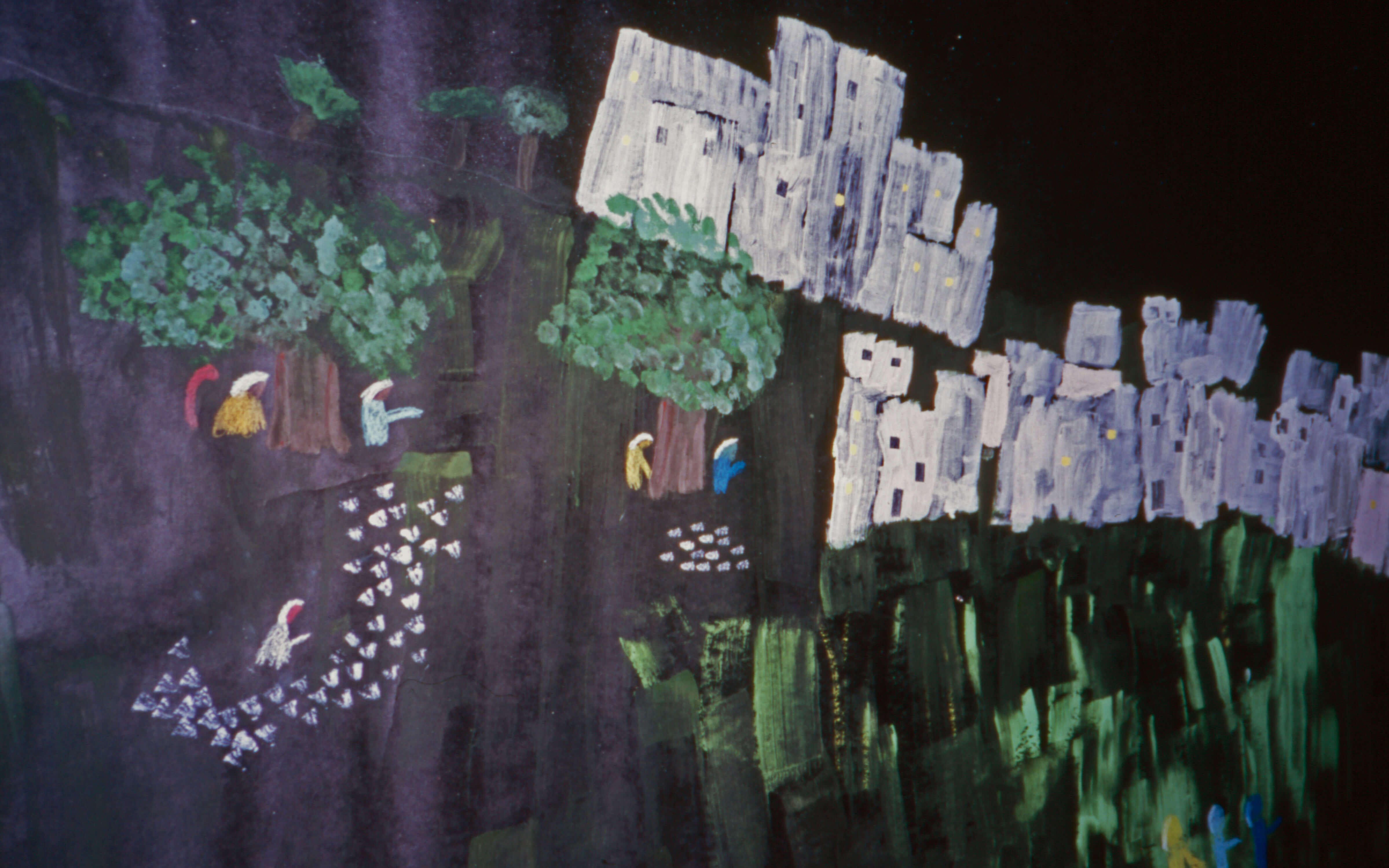 Tervapaperille lasten tekemä maalaus öisestä Betlehemistä, missä valkoiseksi kalkitut talot loistavat ja metsä on vihreä. Lastentarhamuseon valokuvakokoelma.