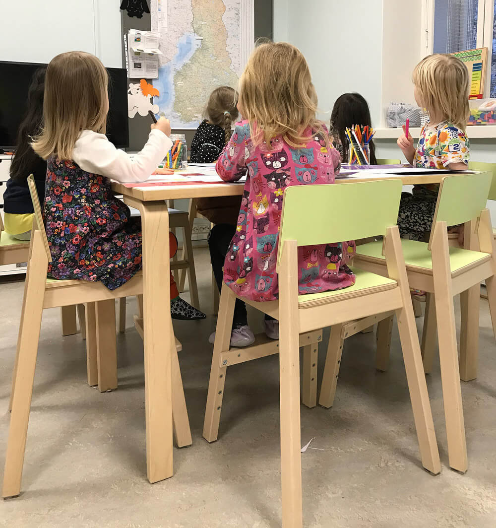 Lasten tuolit ja pöydät vuonna 2020. Lapset pääsevät kiipeämään tuolille astinlaudan avulla. Kuva: Aila Holopainen.