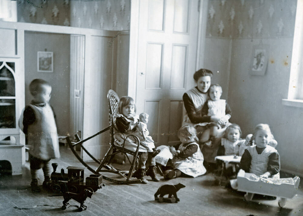 Ebeneserin lastentarhan leikkihuoneessa 1910-luvulla. Lastentarhamuseon valokuvakokoelma.