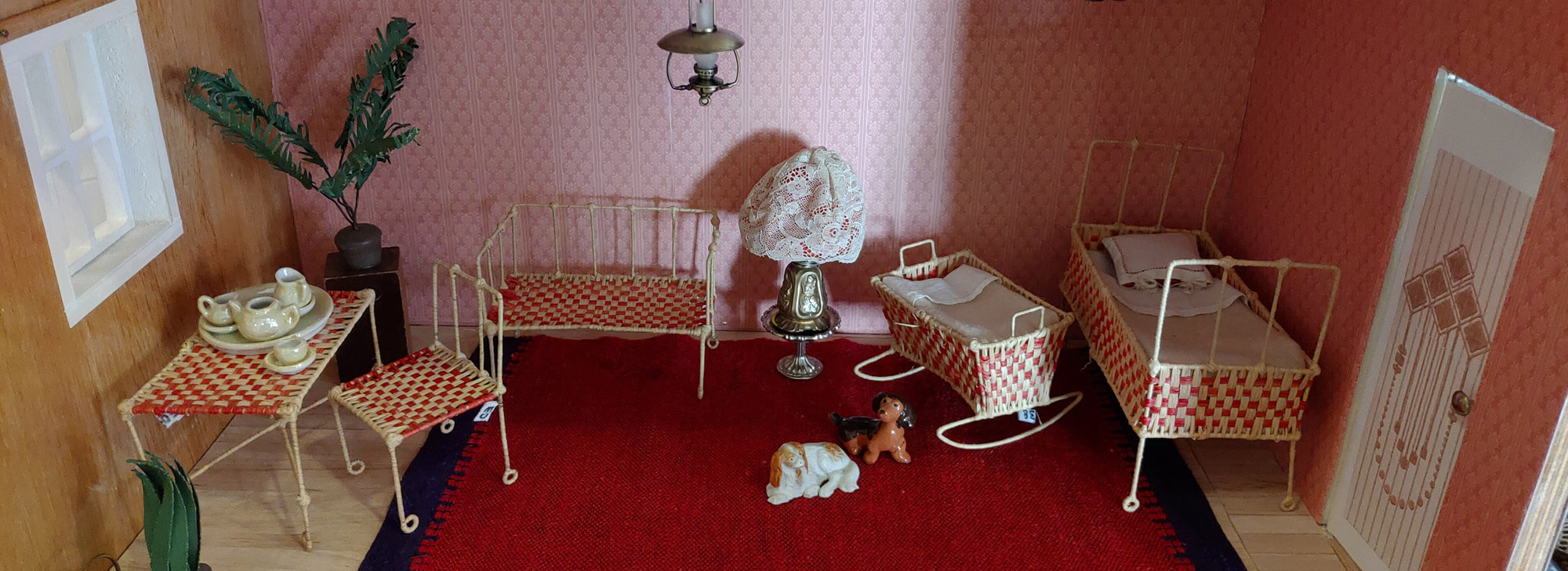Finnaan on Lastnetarhamuseon kokoelmista viety tällä hetkellä keväällä 2023 Ebeneserin kokoelma, jonka osana muun muassa kuvassa olevat nukkekodin kalusteet ovat.