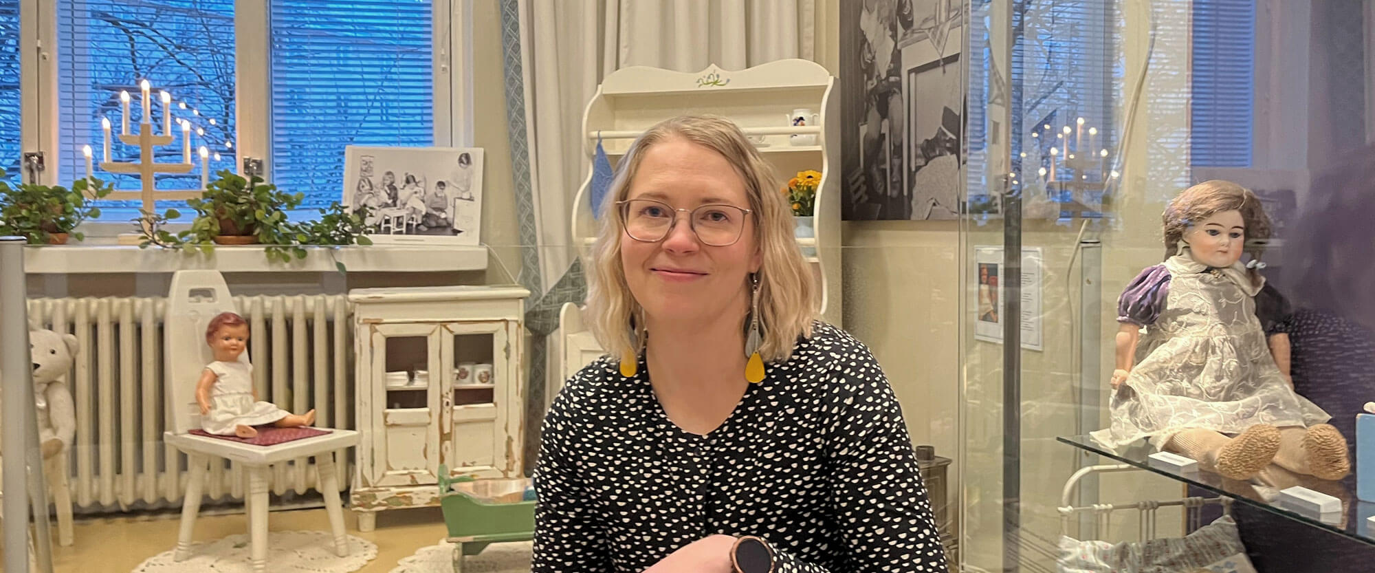Enni-Mari Ylikörkkö Lastnetarhamuseon Leikki-näyttelyhuoneessa marraskuussa 2025.