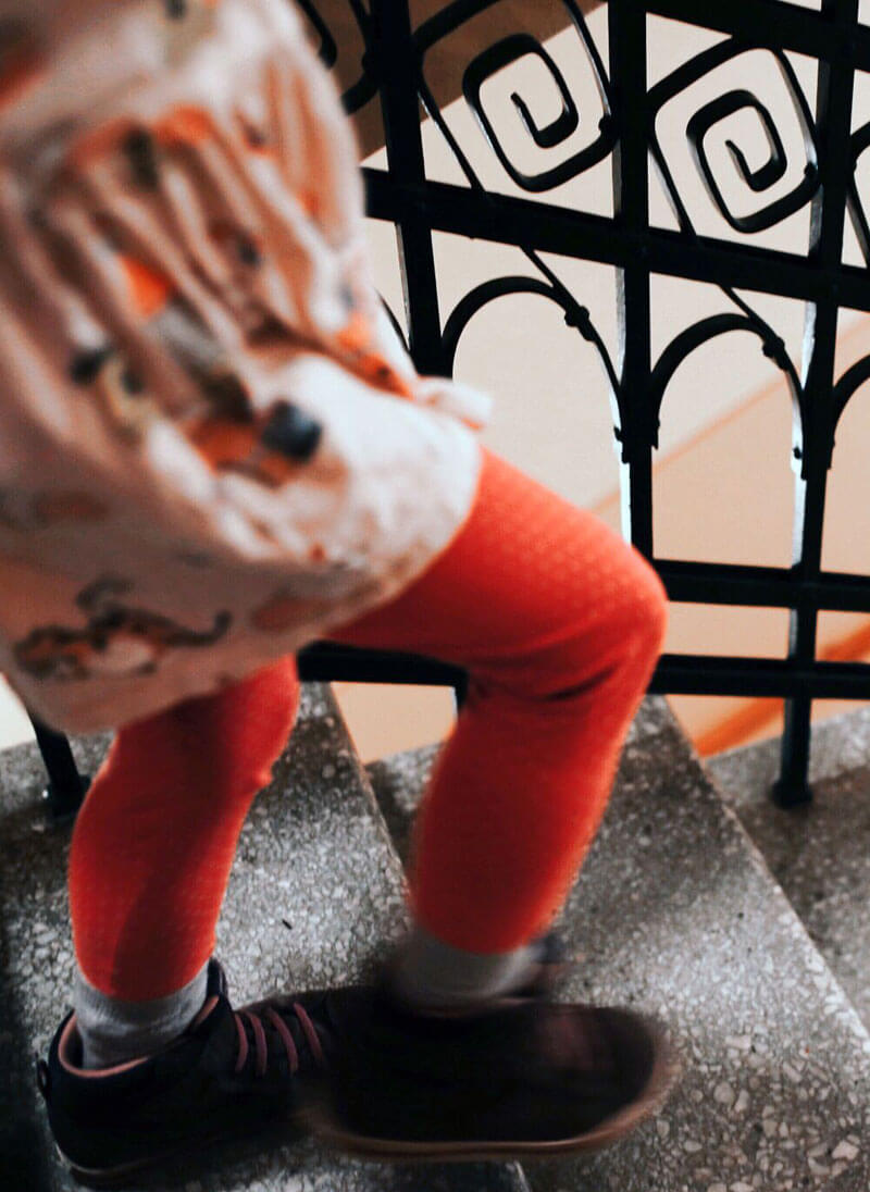 Ebeneser-talon pääportaikon kaiteessa toistuu spiraalimainen kuviointi, joka on tuttu myös talon julkisivusta.