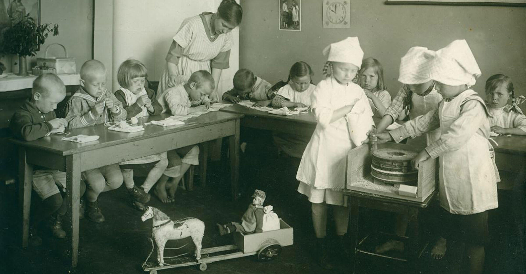 Lapset-kutovat-ja-seuraavat-jyvien-jauhamista-Ebeneserissä-1919-1921