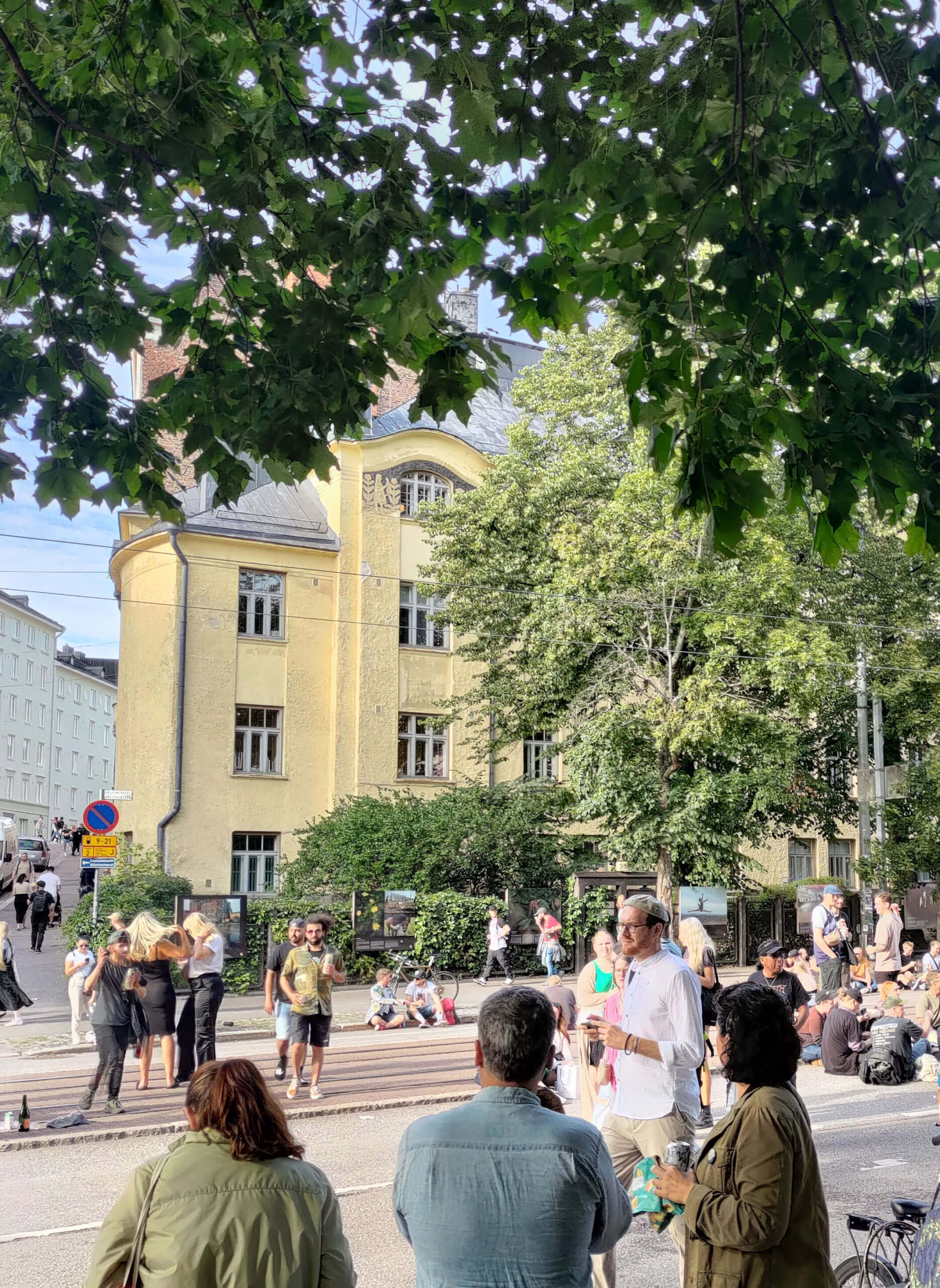 Ebeneser-talon pihan ulko- ja katutilaa hyödynnetään tapahtumien yhteydessä. Kallio Block Partyn vallatessa Helsinginkadun alkupätkän, sai juhlakansa ihailla yhteistyössä Helsinki Photo Festivalin kanssa toteutettua valokuvanäyttelyä Ebeneser-talon aidassa.