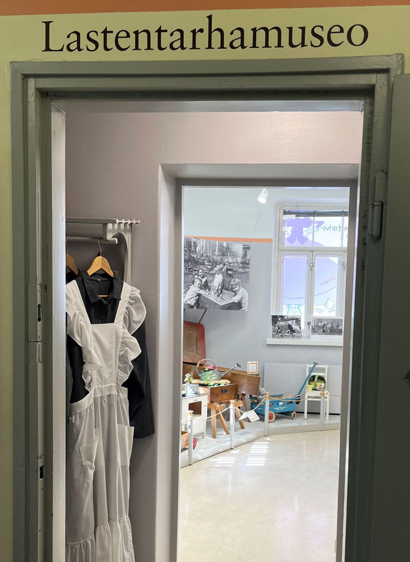 Ebeneser-talon ensimmäisessä kerroksessa sijaitsee yksi Lastentarhamuseon näyttelytiloista.
