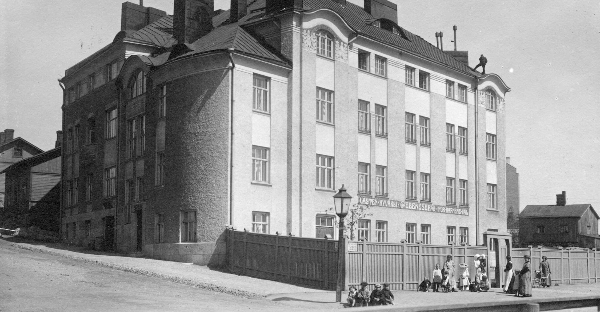 Ebeneser-talo 1910-luvulla. Lastentarhamuseon valokuvakokolema.