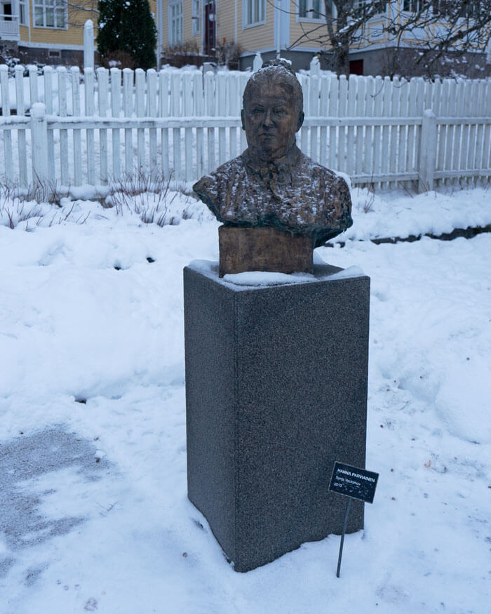 Kuvanveistä Sonja Vectomovin tekemä rintaveistos Hanna Pariviasesta.