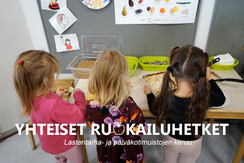 Yhteiset ruokailuhetket - päiväkoti- ja lastentarhamuistojen keruu -näyttelyjulisteessa kolme lasta seisoo selin kameraan ja ottavat ruokaa tarjoilupöydältä.