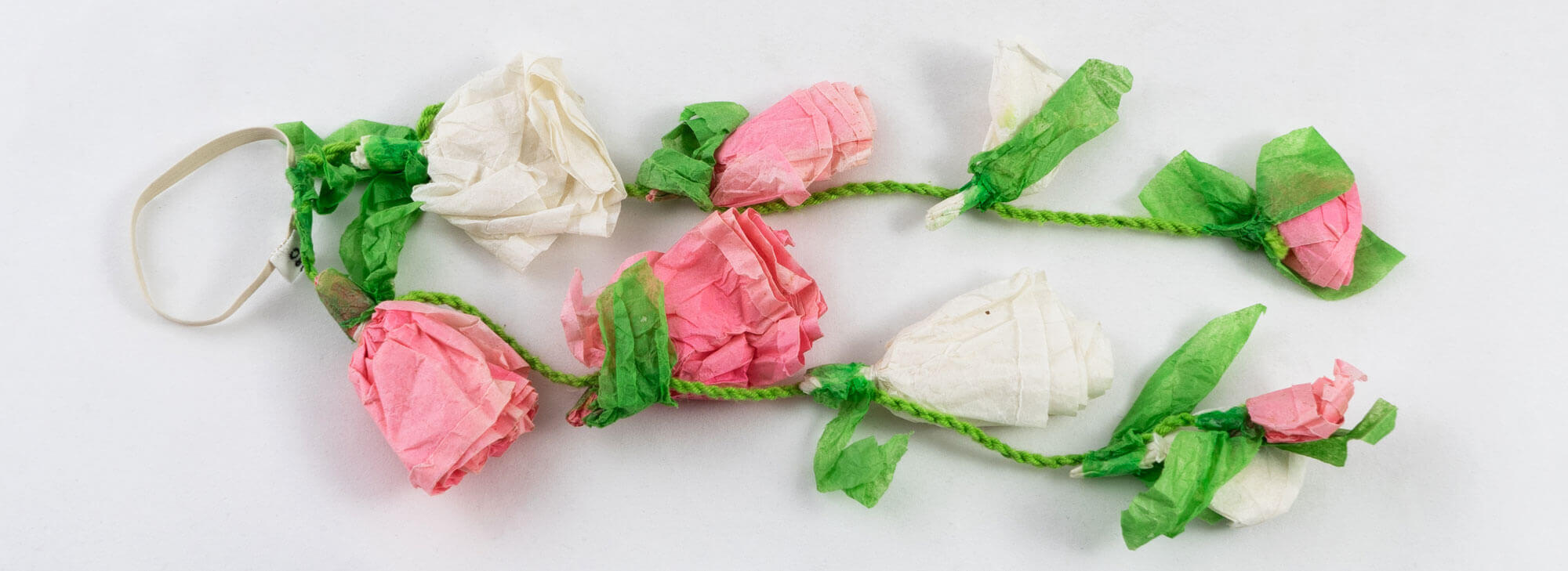 Ruusuköynnöstä Lastentarhamuseon esinekokoelmasta.