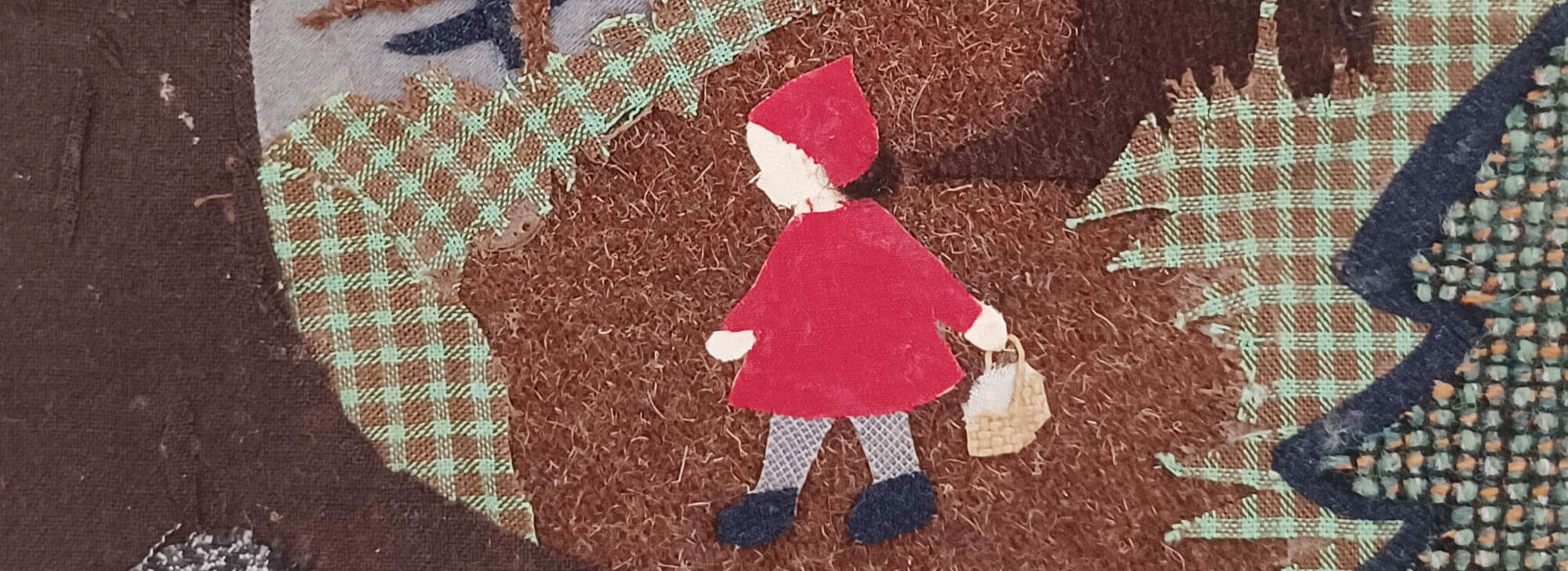 Punahilkka sadun kuvitusta Lastentarhamuseon esinekokoelmasta.