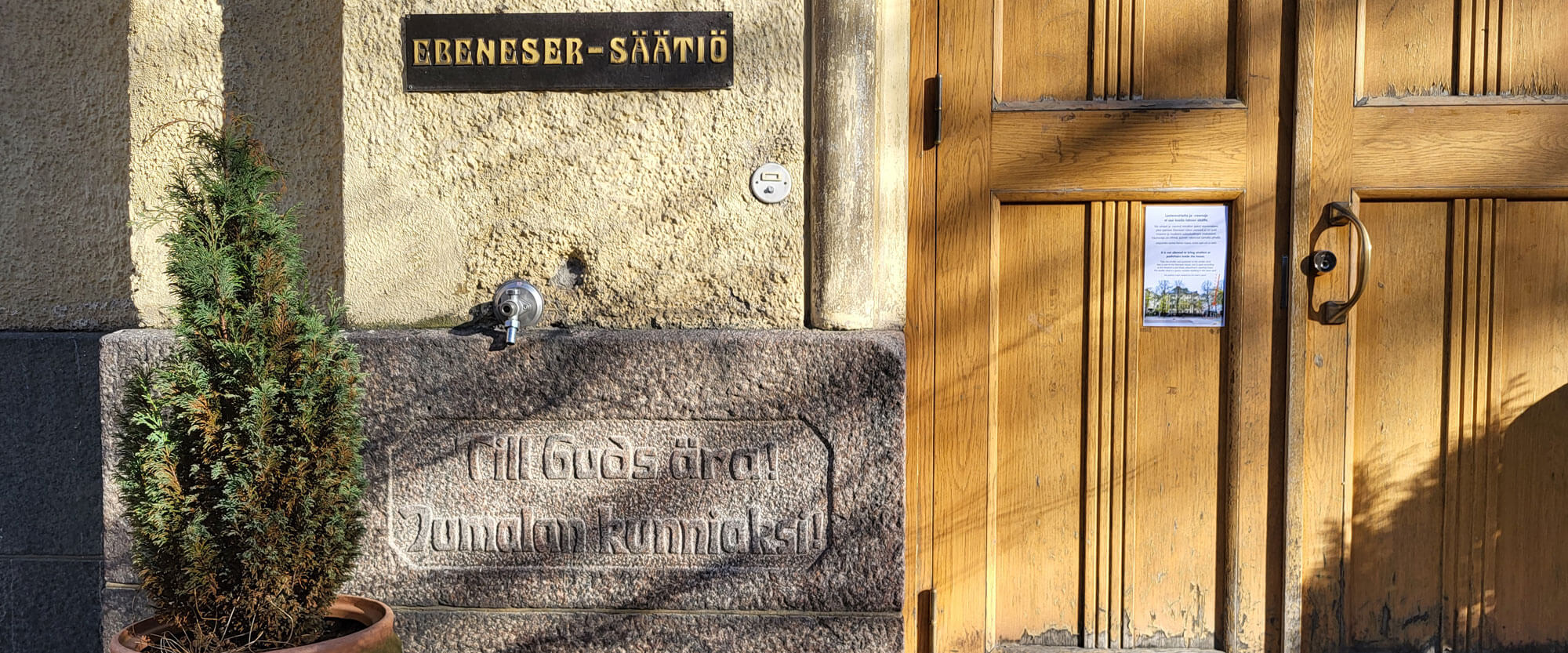 Lastentarhamuseon kivijalassa teksti Till Guds ära! Jumalan kunniaksi! Kuva: Ilkka Tahvanainen