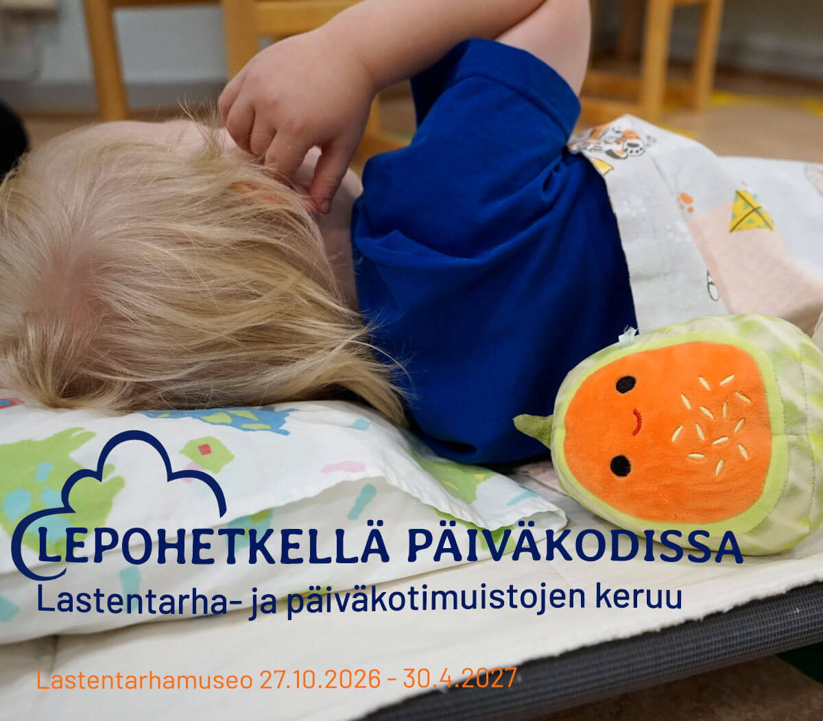 Päiväkoti Ebeneserin lapsi näyttää, miten nukkuu lepohetkellä unilelu selkänsä takana, 2024. Kuvaaja: Susanna Gillberg. Lastentarhamuseon valokuvakokoelma.